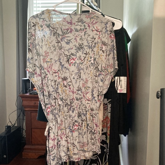 NWT H&M Womens wrap top grey with floral print - Picture 3 of 3